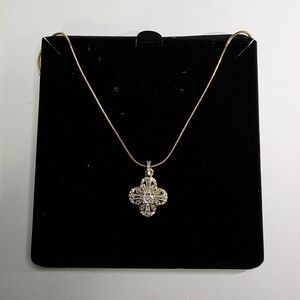 N0008 New Elegant Gold Flower Pendant Necklace